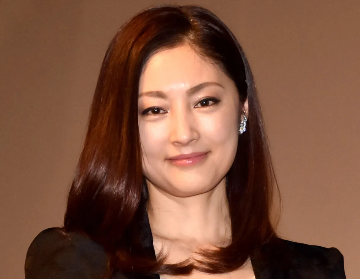 53歳・常盤貴子×日産“名スポーツカー”に反響「お茶目で素敵」「可愛すぎる」　思い出も「昔日産のCM出演させてもらってました」