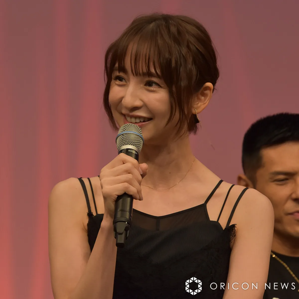 篠田麻里子、強面俳優の“本性”暴露「山口（祥行）さんは赤ちゃん」　ボディラインあらわなスリット入り黒のタイトドレスで登場