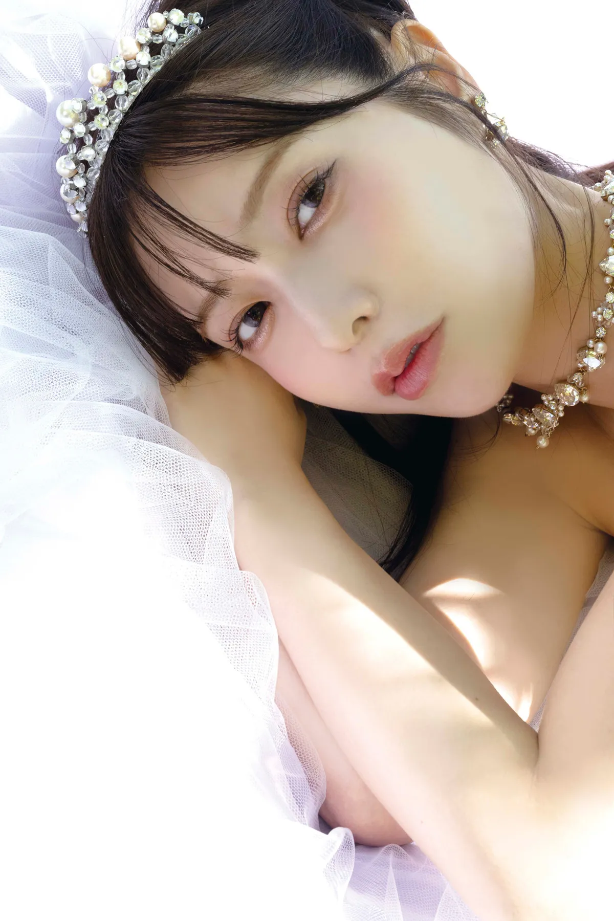 元乃木坂46でトップライバーの斉藤優里、ガーリーな世界観と自然体の魅力が交差する写真集『ドキッとするようなカットにも挑戦』