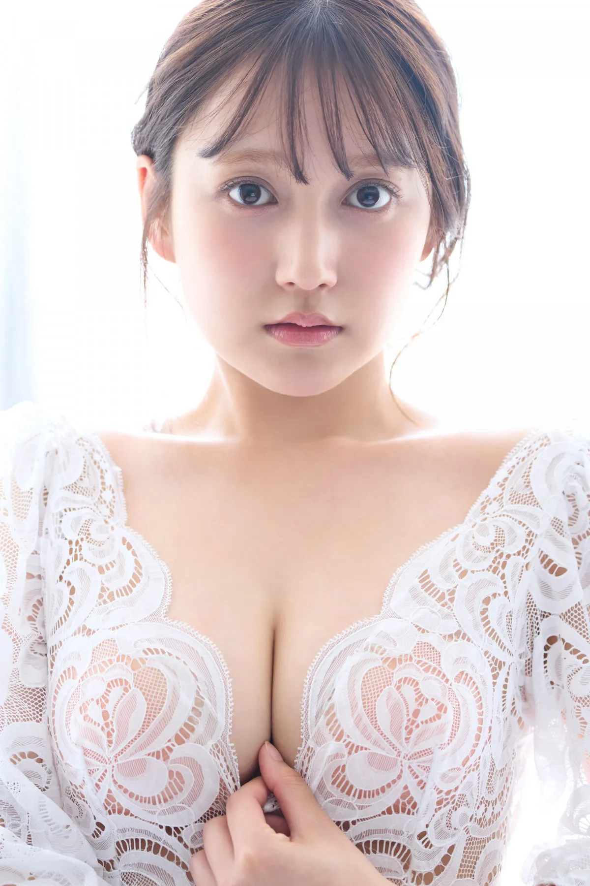 鈴木くるみ、写真集で初の大胆カットに挑戦　“無邪気さと大人の色気”表紙が解禁
