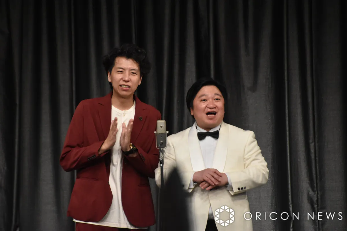 “二刀流”初代王者・ニッポンの社長、劇場登場 大歓声浴びて恐縮