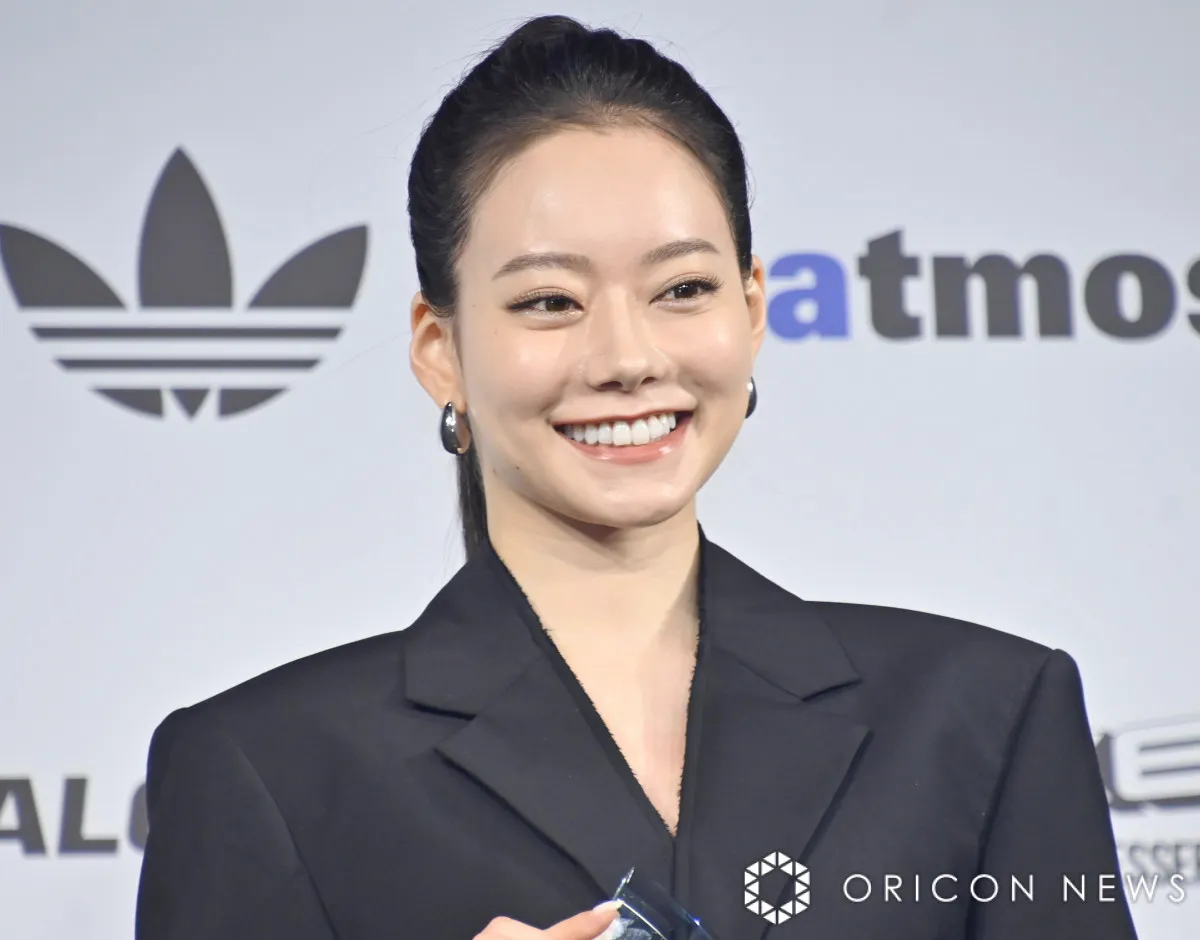 なごみ、超ミニ衣装ですらり美脚あらわ　スニーカーベストドレッサー賞で抜群スタイル披露