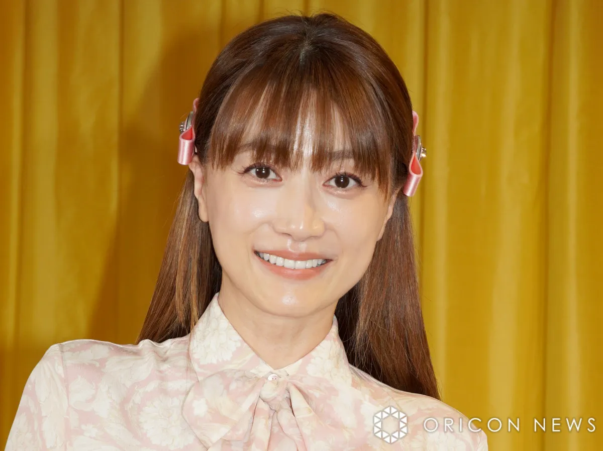 ヨンア、 “黒水着”で白肌&美脚が際立つプールサイドショットに反響「水着似合ってる」「素敵」