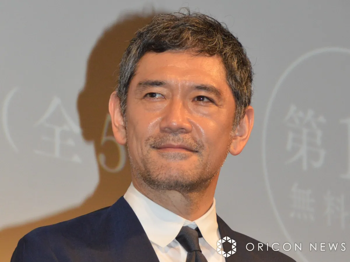 杉本哲太、還暦を報告　真っ赤な花束とケーキ手に笑顔の写真添え「60歳になってからの挑戦はちょっと照れくさいですが…」　今年2月にインスタを開設