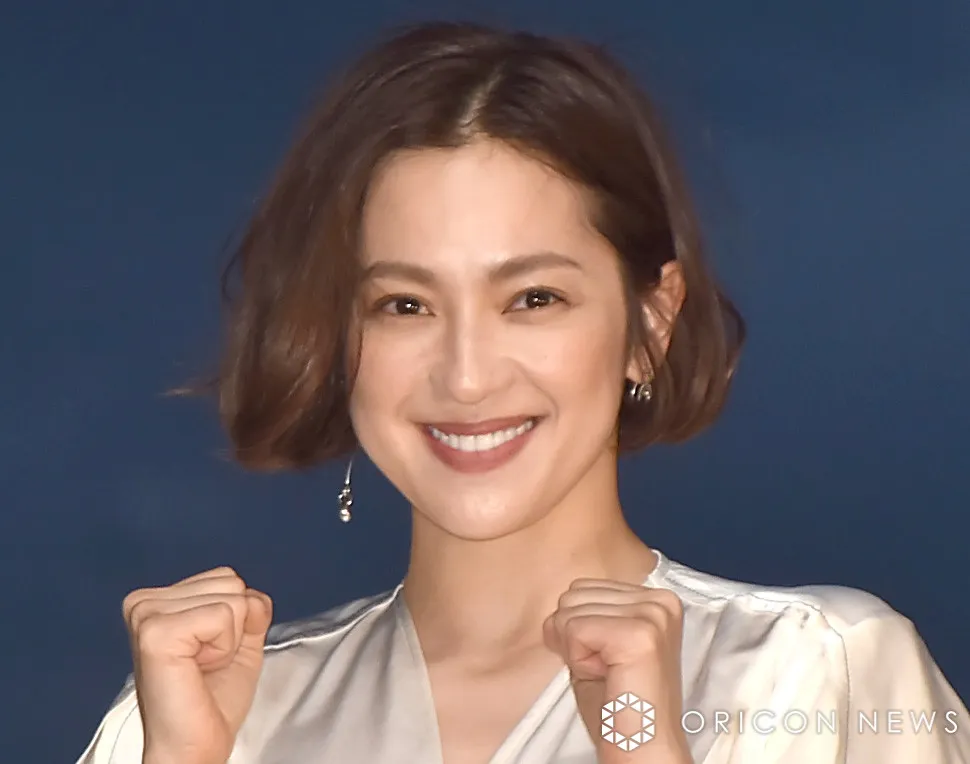 中村アン、“息子”嶋田鉄太と仲良くキャッチボール　ドラマ『こんばんは、朝山家です。』オフショットを紹介
