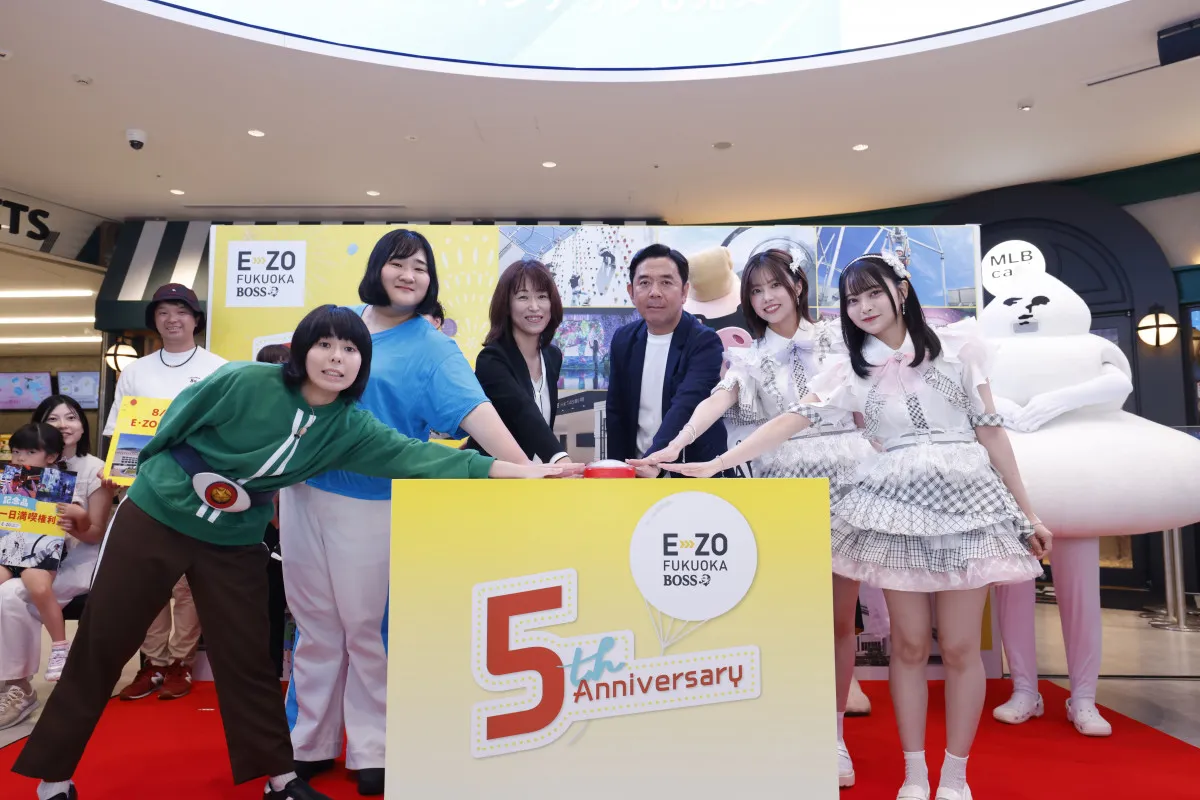 HKT48の地頭江音々＆竹本くるみ『BOSS E・ZO FUKUOKA 5周年記念セレモニー』に登場　ヨネダ2000も