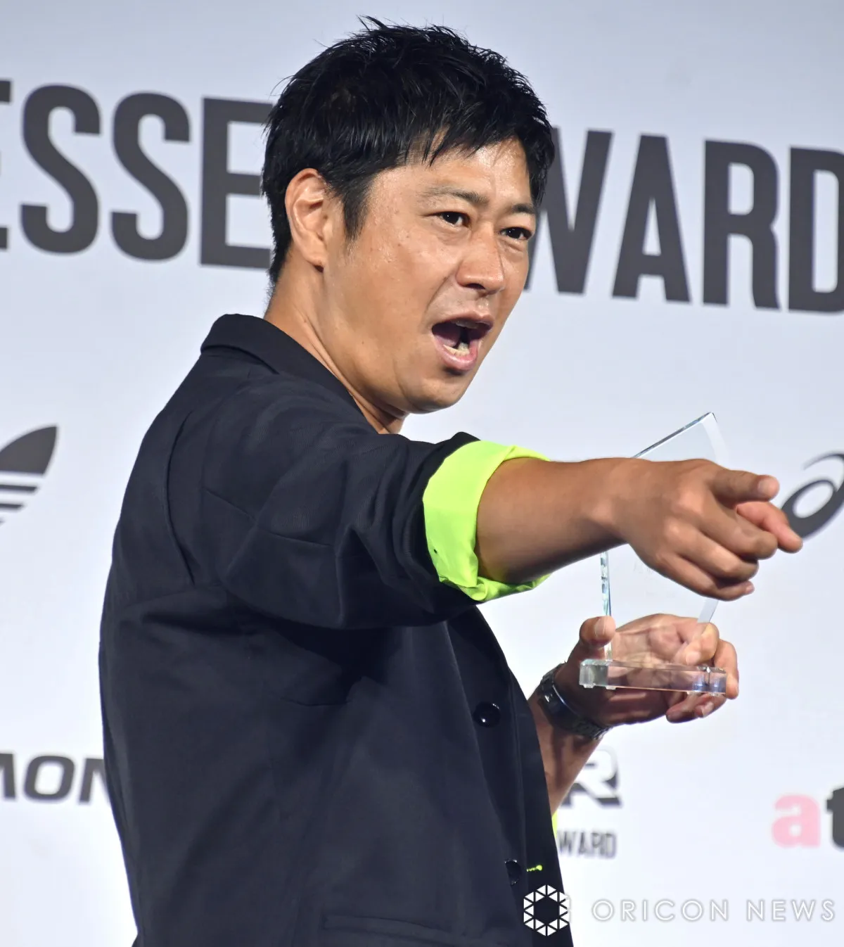 パンサー尾形、いまだ仕事獲得に全力「家のローンとかあるんだから！」　スニーカーベストドレッサー賞受賞で大暴れ