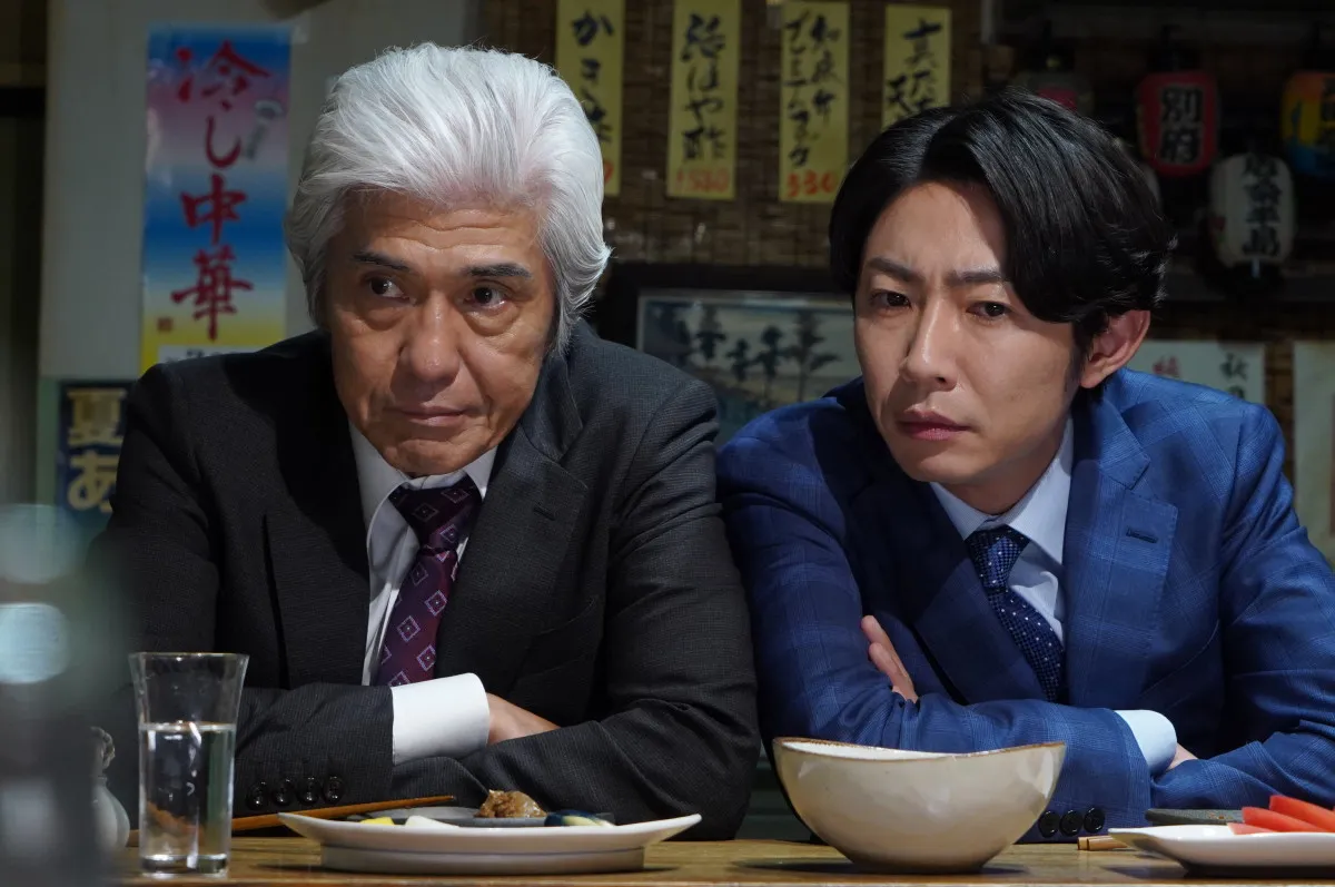 『大追跡』相葉雅紀、“叔父役”佐藤浩市と2ショット 事件解決への重要シーンに