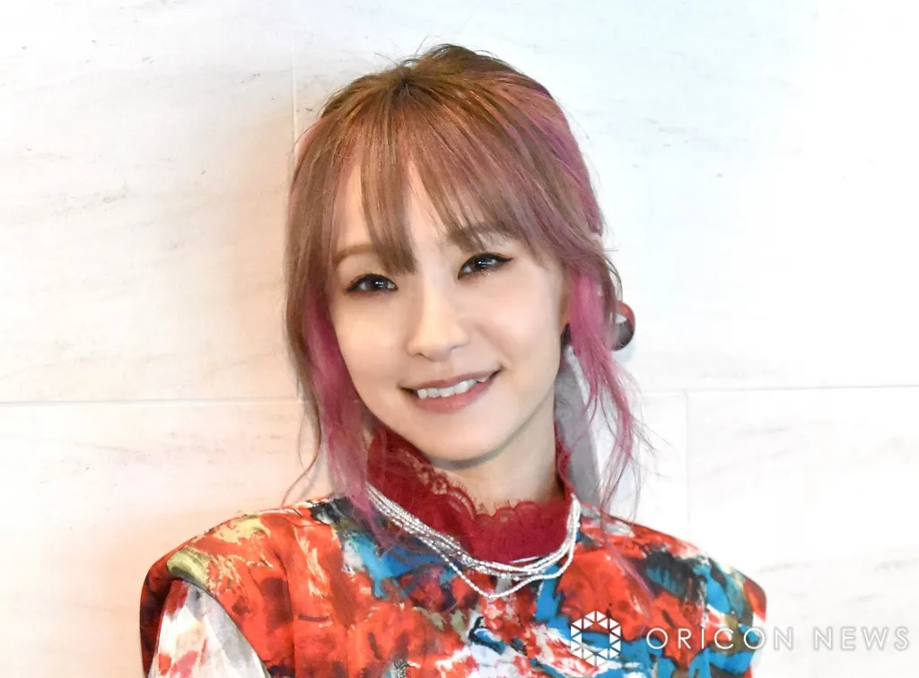 LiSA、アニメイト池袋本店でサプライズ　『鬼滅の刃』仕様の店員エプロン姿で「アナウンスしましたっ」