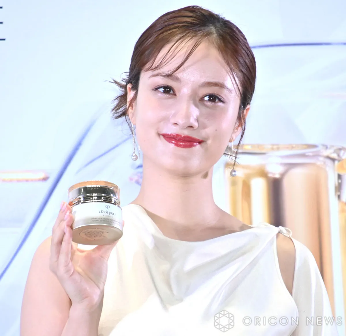谷まりあ、美ボディラインくっきりな上品ドレスで登場　30歳の誕生日を目前に抱負を語る