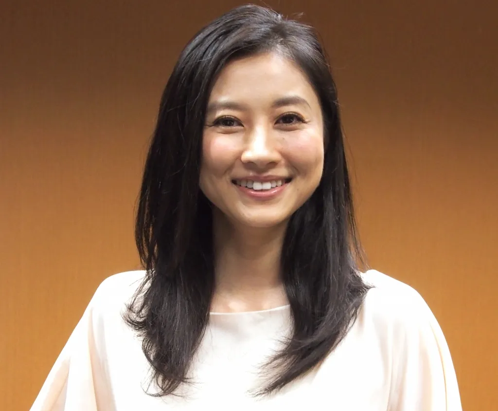 47歳・菊川怜、お腹ふっくらマタニティ姿を披露　スリットから美脚もスラリ「素敵な写真」「怜ちゃん、美しい」