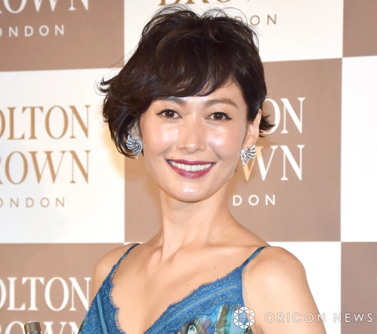 田丸麻紀、高級外車・ポルシェを”充電”するプライベートショット　6歳次男と「車の充電をしながら虎ノ門ヒルズ内で立ち食い寿司」
