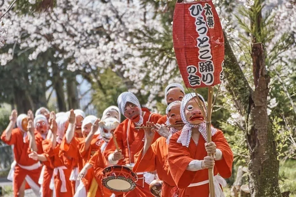 テーマパークのパレードで「ひょっとこ踊り」　京都太秦映画村で開幕へ　『科捜研の女』などの監督が担当