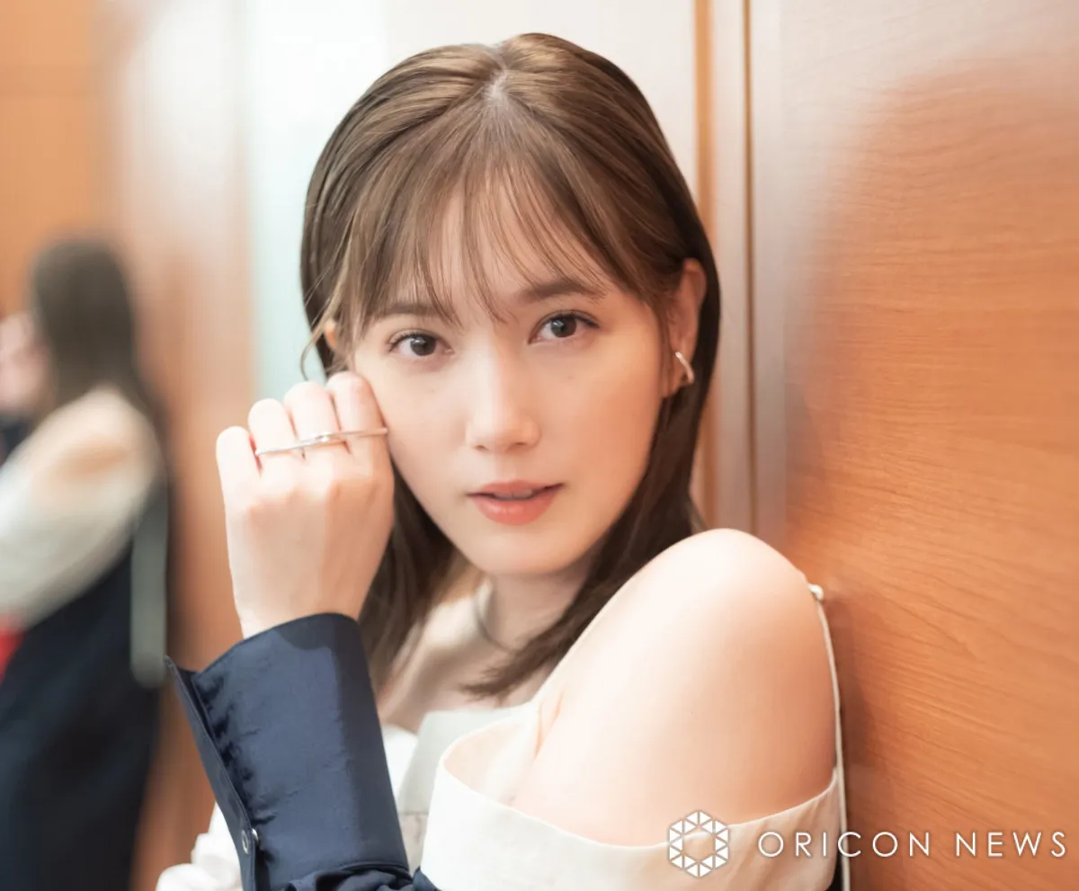 本田翼、“ミニ丈×透けタイツ”美脚ショットに反響「たまらない」「美しすぎます!」「めっちゃ綺麗！」