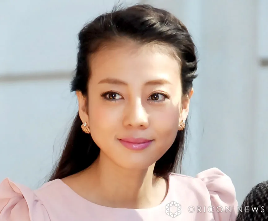 あびる優、白髪ブロンドヘアに大胆イメチェン 印象ガラリで「こんなに似合う人いない!」「うわ~お人形さんみたい~」