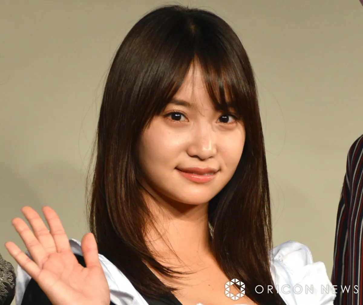 永尾まりや、胸元をさらけ出したランジェリー姿で膝立ち「一年ぶり!!」の『FRIDAY』オフショット