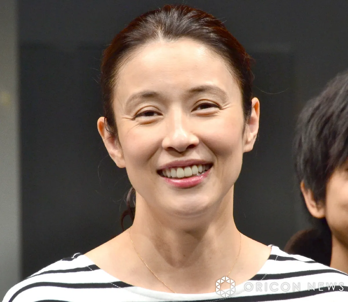 水野美紀、セーラー服姿の“娘”と2ショット「最強コンビ」「姉妹に見えますね」　ドラマ『奪い愛』オフショット