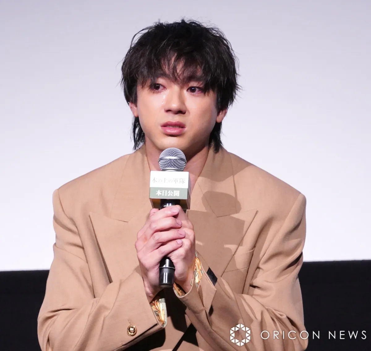 山田裕貴、舞台あいさつで大粒の涙　モデルとなった兵士の家族からの手紙に感極まる　堤真一「すてきな涙」【手紙全文】