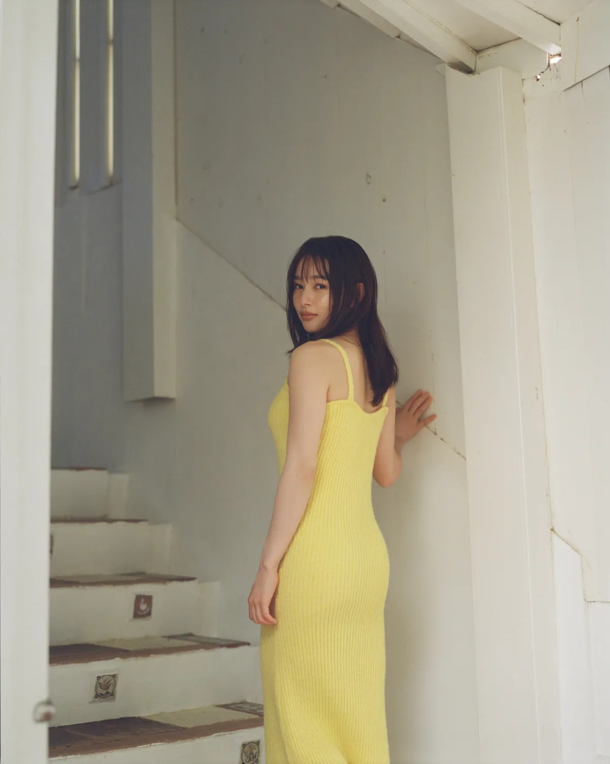 桜井日奈子、鍛えた美尻あらわなカット公開　“見返り美人”ぶりも存分に表現