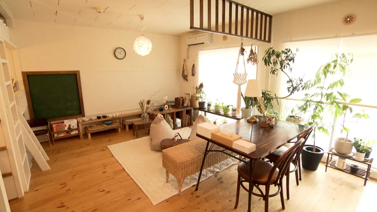 『住人十色』築45年の団地、2部屋セットの“ニコイチ”仕様　約数十万のDIYで「レトロカフェ」風に大改造