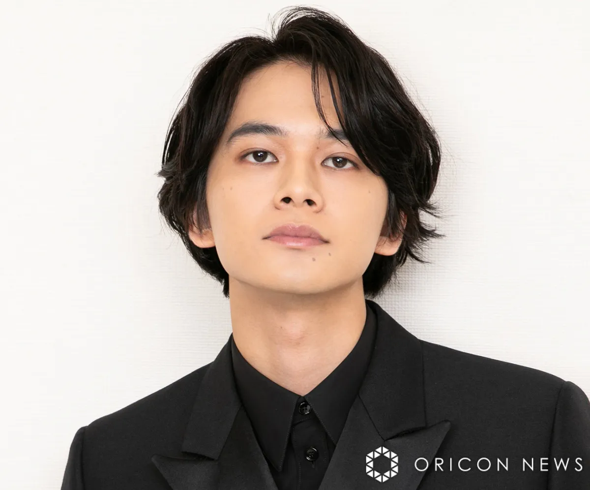 北村匠海、“弟”とリンクコーデで2ショット「最高で最強な兄弟！」「眼福すぎ」　『あんぱん』で兄弟演じた中沢元紀と