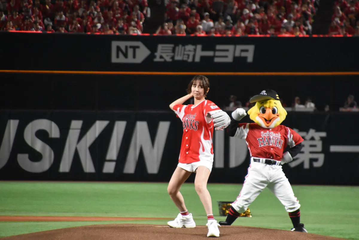 篠田麻里子、地元凱旋でFピッチに登場　豪快な投球もノーバンならず　『鷹祭 SUMMER BOOST 2025』を盛り上げる