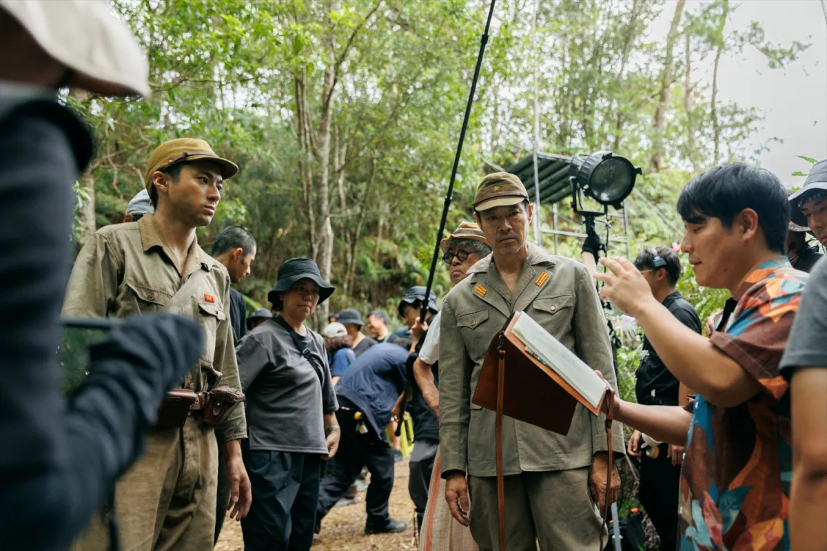 ガジュマルの木と向き合い、ウジ虫を食べた覚悟――堤真一×山田裕貴、映画『木の上の軍隊』メイキング映像