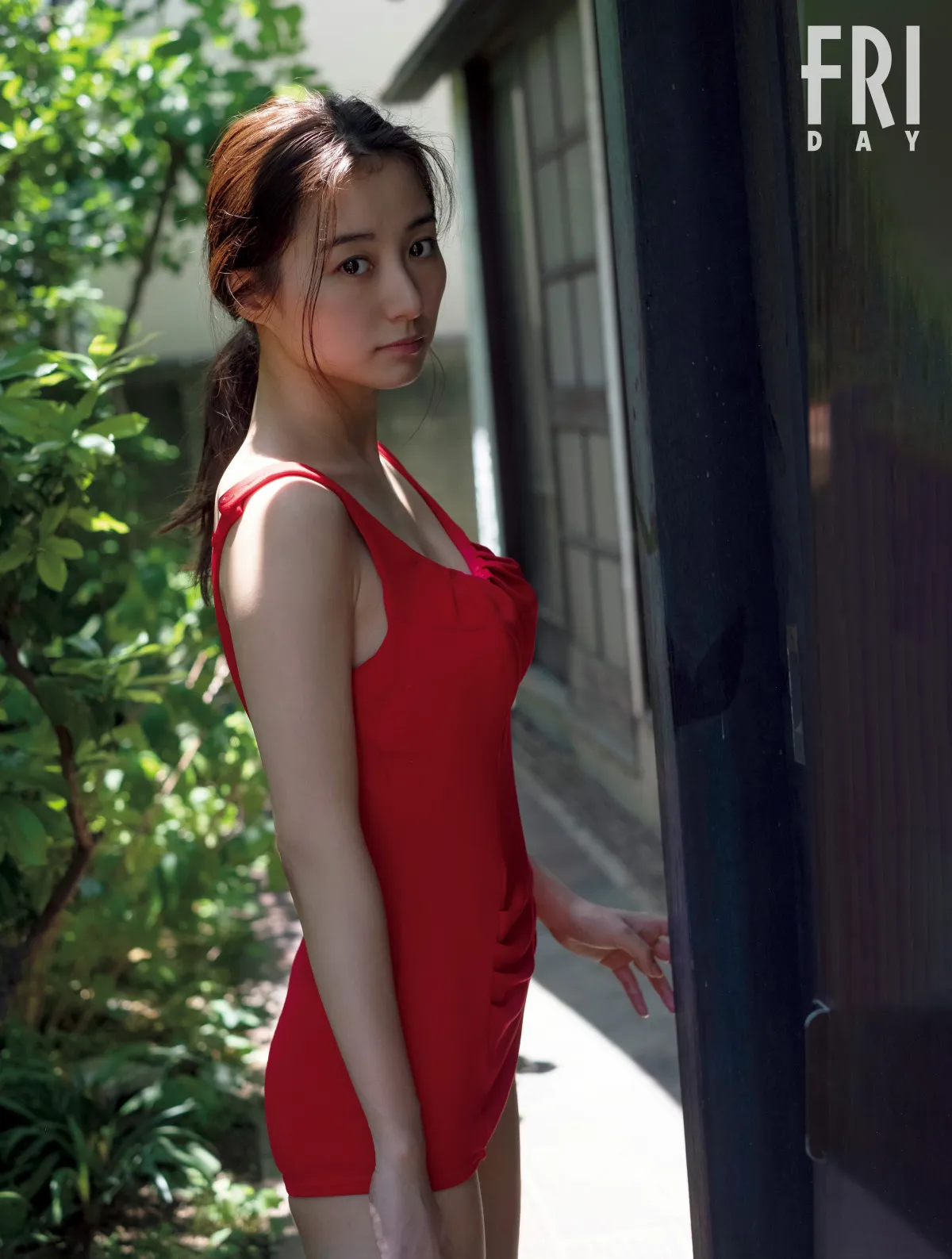 高田里穂、圧巻の美ボディを『FRIDAY』で披露　大人の魅力漂うグラビア