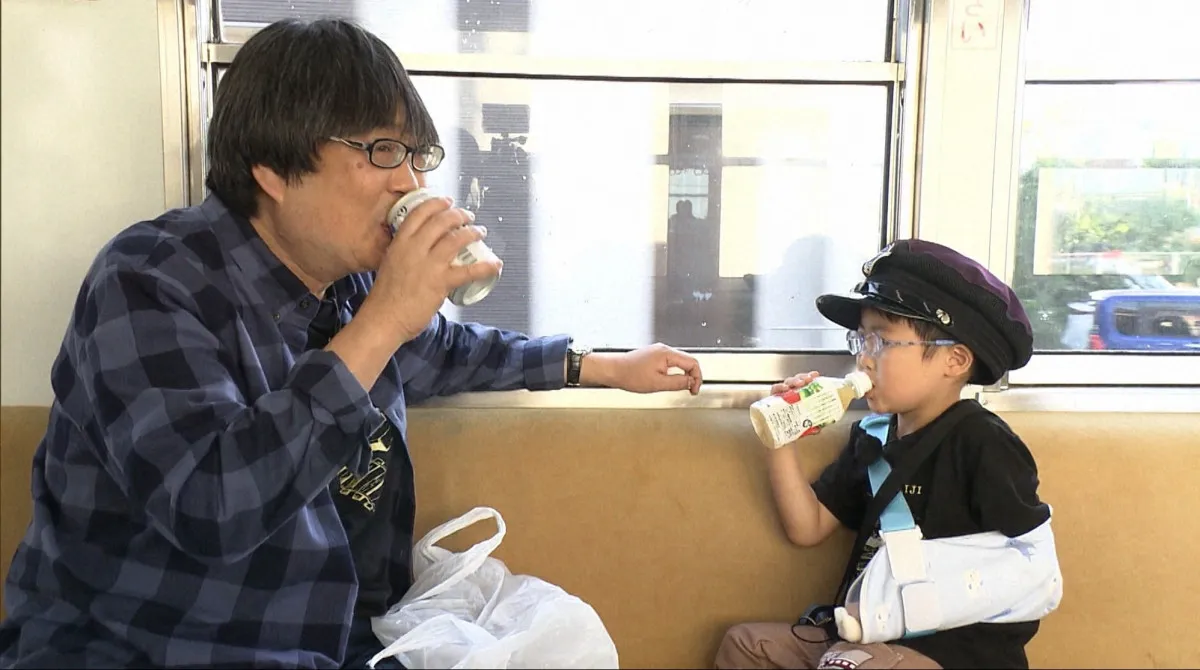 六角精児、『探偵！ナイトスクープ』に登場→六角に“ドハマリ”5歳児と電車旅へ