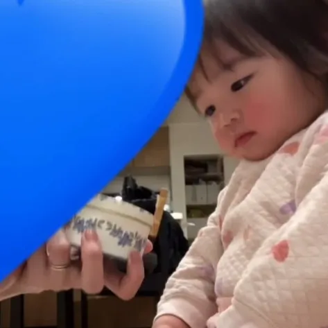 「心を鬼にし、卒業を決めました」2歳娘の相棒だった“おしゃぶり”にさよならを告げる儀式…宝箱にそっとしまう姿に「切ないけど可愛い儀式」