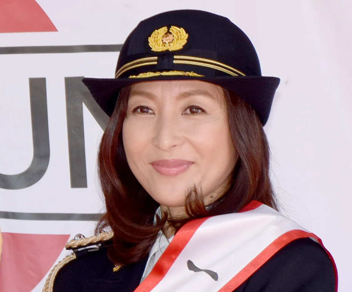 56歳・かとうれいこ、衝撃の“美谷間”に反響「目が離せません」「透明感やば」「安定の美しさ」