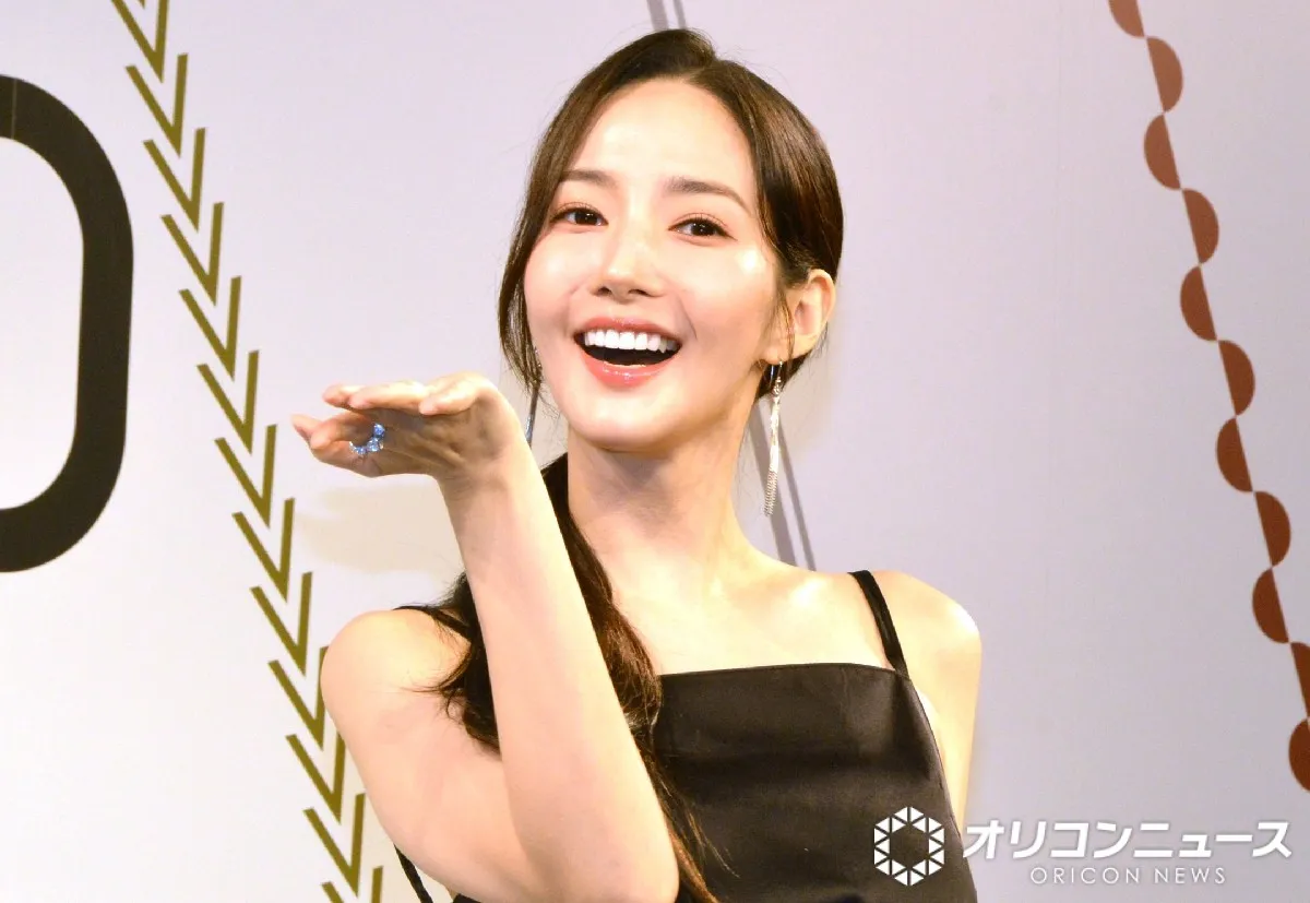 パク・ミニョン、美脚＆美スタイル全開の日本でのオフショットに反響「やっぱり天使」「本当に綺麗」　バスローブ姿も