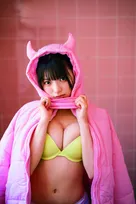 “トランジスタグラマー”姫野ひなの、美谷間＆破壊力抜群の美ボディ「もふもふで大きくて」