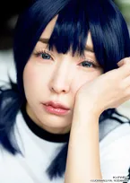 平成を代表するアイドル、元モーニング娘。加護亜依、漫画『平成敗残兵☆すみれちゃん』御手洗颯子の青髪体操着コスプレ姿で衝撃グラビア披露