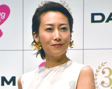 49歳・一青窈、美太ももチラリの夕日映えショットに「撃ち抜かれる美しさ」「うわー かわいい」