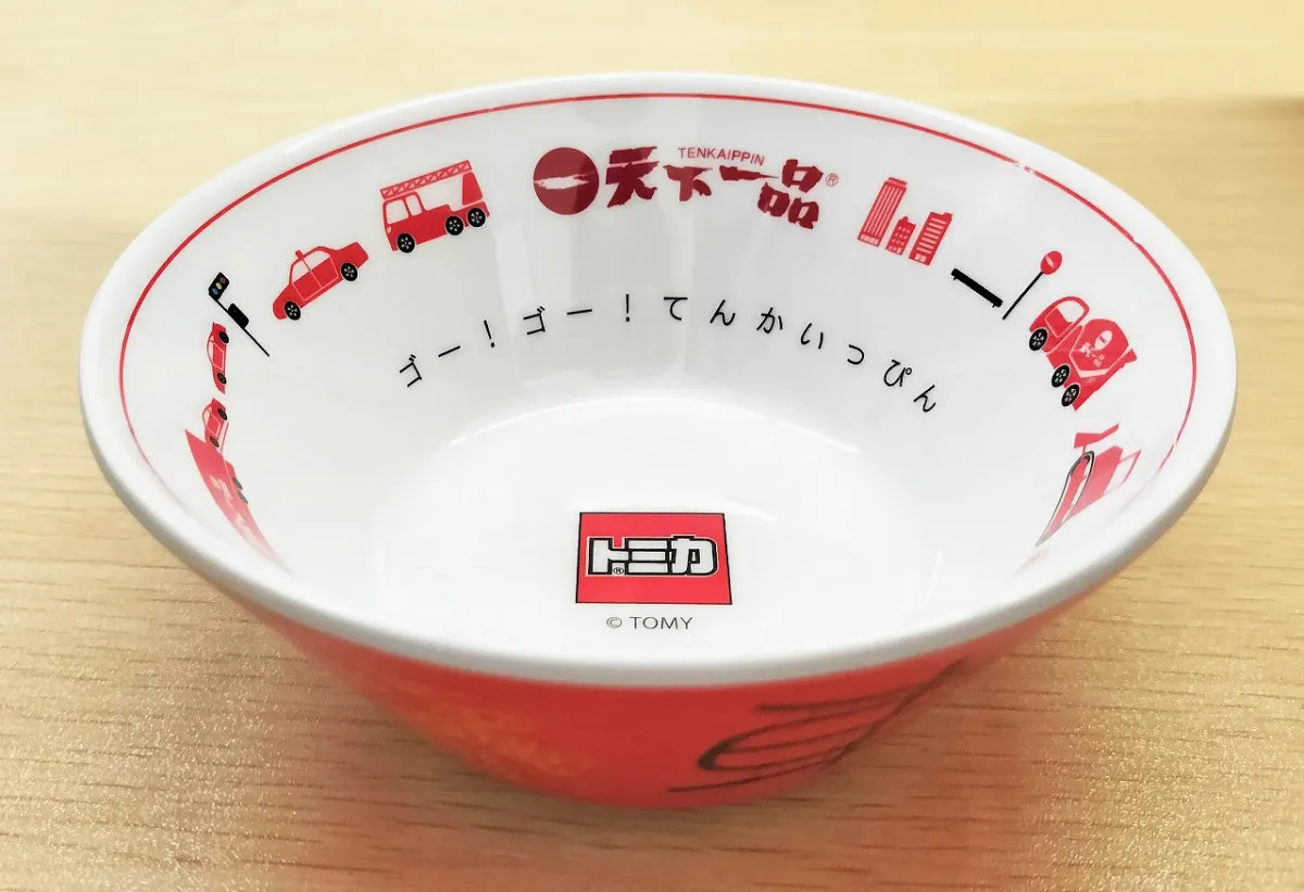 天下一品×トミカのどんぶり公開…どんぶりの中を“車が走る”かわいいデザイン　キャンペーン開始