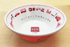 天下一品×トミカのどんぶり公開…どんぶりの中を“車が走る”かわいいデザイン　キャンペーン開始
