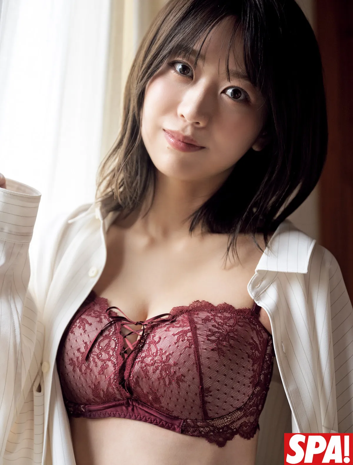 元AKB48篠崎彩奈“彼シャツランジェリー”で大人の色香　『週刊SPA!』最新号に登場