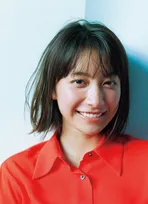 Netflix『イクサガミ』で話題の17歳、透明感あふれる素顔をキャッチ！　『マガジン』表紙に登場