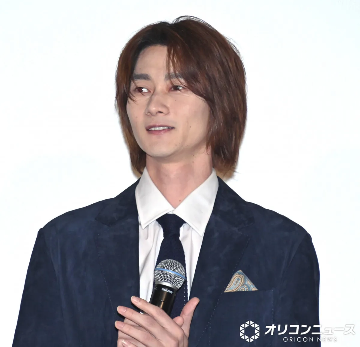 柳俊太郎、モデルの玖瑠実との結婚発表「最高!!!」　手には花束…笑顔のモノクロ2ショット寄せる