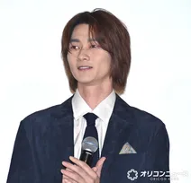 柳俊太郎、モデルの玖瑠実との結婚発表「最高!!!」　手には花束…笑顔のモノクロ2ショット寄せる