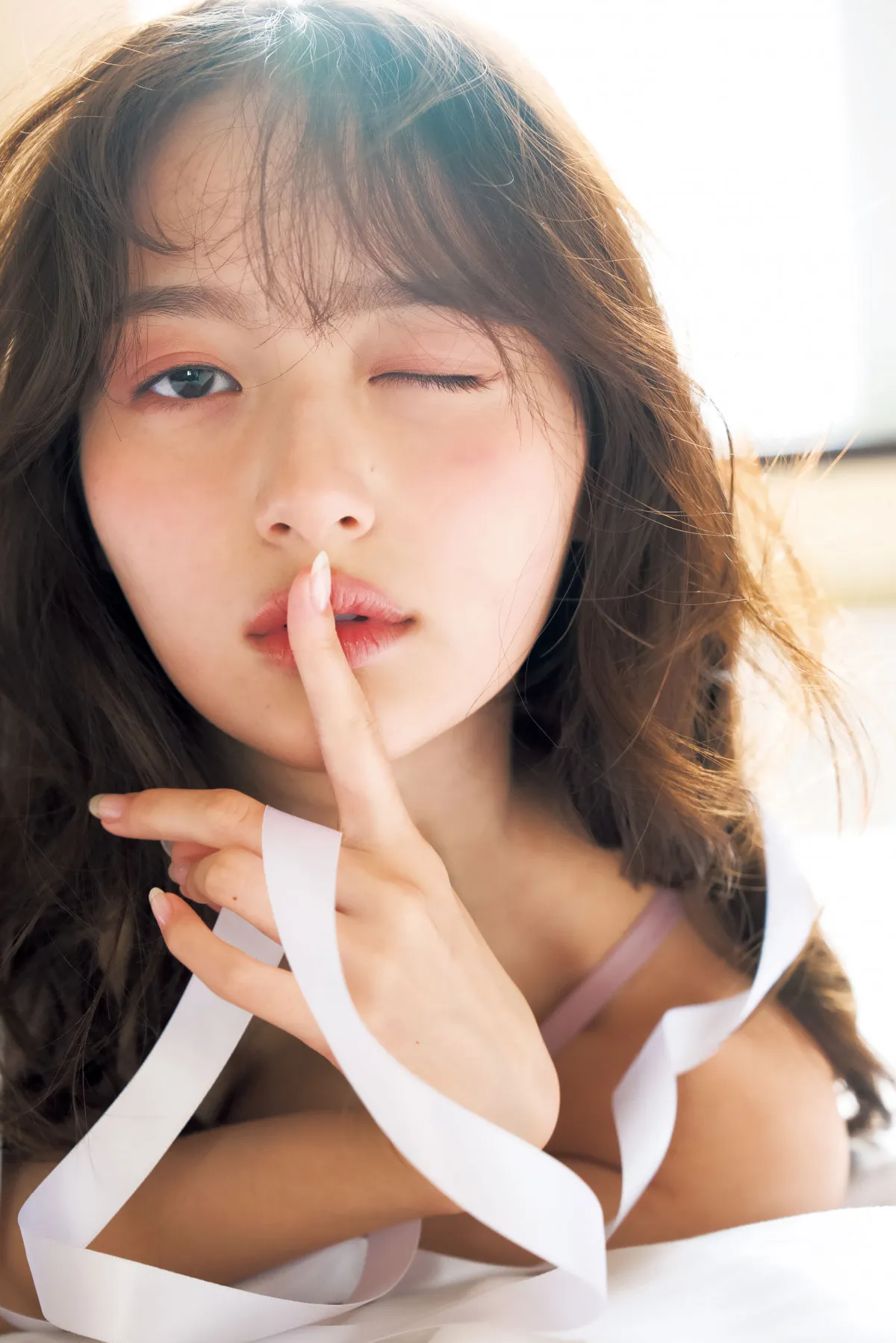 20歳・加藤栞、透明感抜群の白肌あらわ　『ヤンジャン』表紙＆グラビアに登場