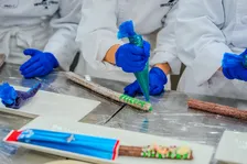 USJで「金融教育＆職業体験」 児童養護施設で生活する中学生100人が参加