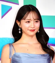 森香澄、デコルテラインを大胆に　淡いブルーのドレスでレッドカーペット