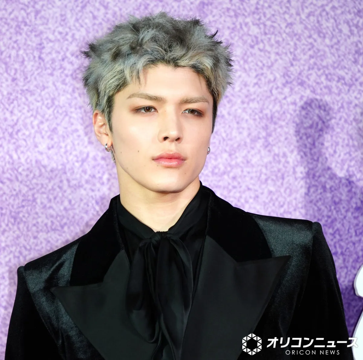 ＆TEAM・MAKI、狼イメージスタイルでレッドカーペットに登場　シルバーヘアで艶めくベルベットのスーツ身にまとう