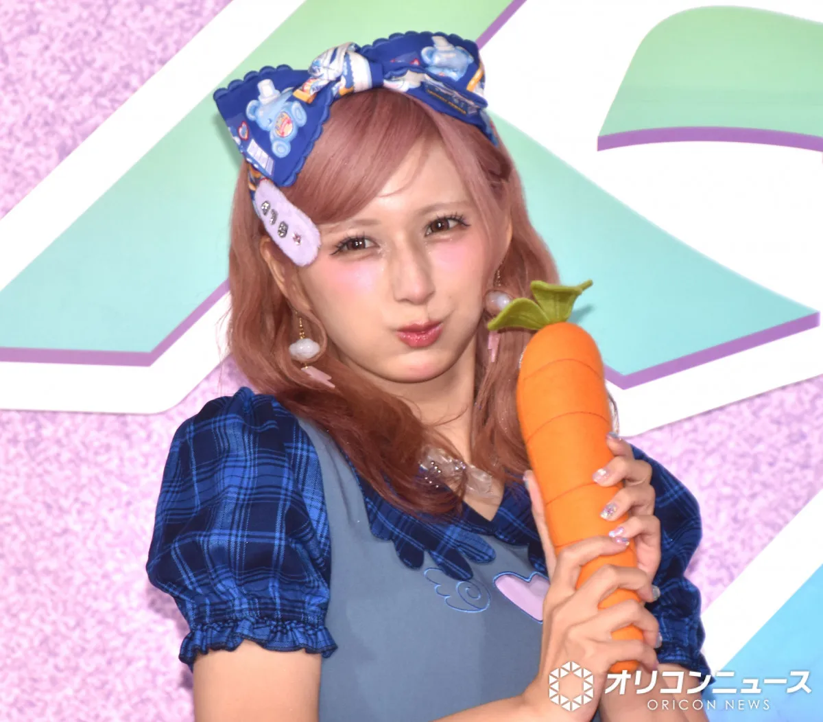 しなこ、ミニ丈衣装から美脚きらり　“にんじんマイク”で笑顔