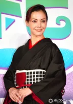 土屋アンナ、ミニーマウスイメージのシックな着物で登場「ドン小西さんから母がいただいたきもの」