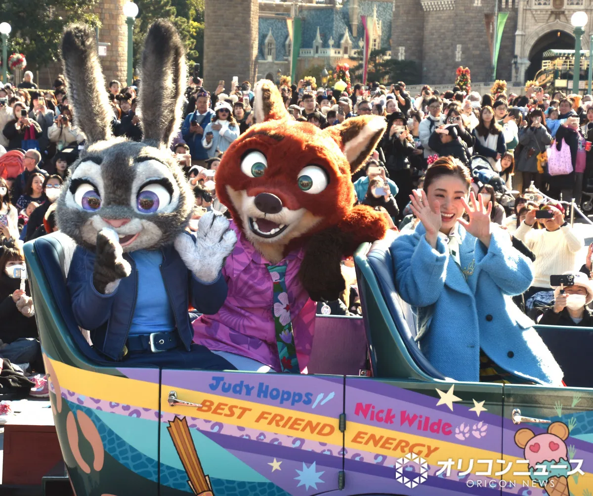 上戸彩、ディズニーランドでスペシャルグリーティング　ジュディ、ニックとオープンカーに乗って登場