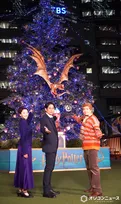 平岡祐太＆松井玲奈＆関町知弘、ハリー・ポッターツリーを点灯　今年漢字1文字も発表「『針』（ハリ）にすればよかった」