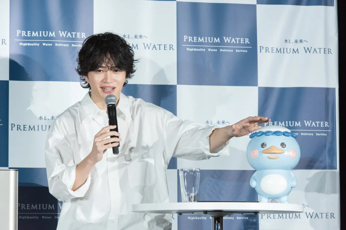 菊池風磨、“水の飲み比べ”クイズ見事正解「口当たりの良さやまろやかさ、のどごしが全然違いますね」